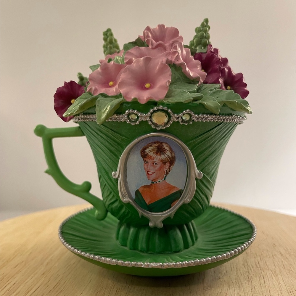 Princess Diana’s Royal Teacup Collectible Figurine